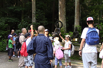 クイズに答えながら上醍醐を登ります