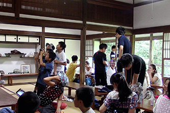 お昼を食べ休憩。元気のあり余る少年少女上