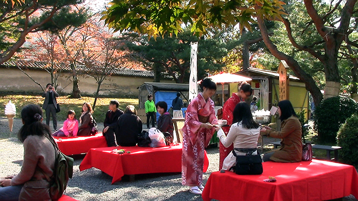 東稜高校茶道部の皆さんによるお茶の接待