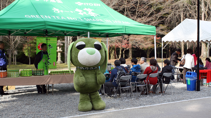 金堂では写経と法話が行われています