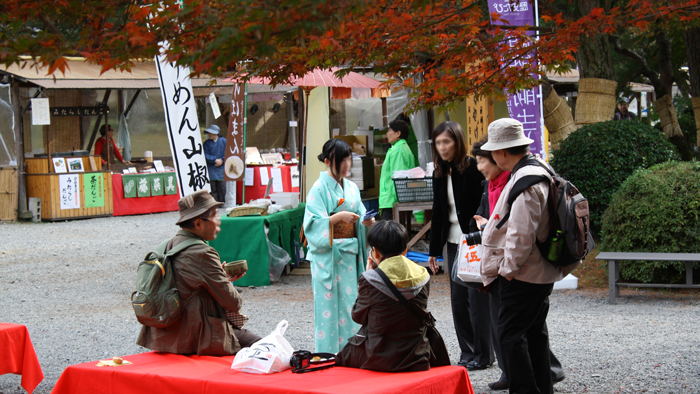 雨月茶屋前 東稜高校茶道部の皆さんによるお茶の接待