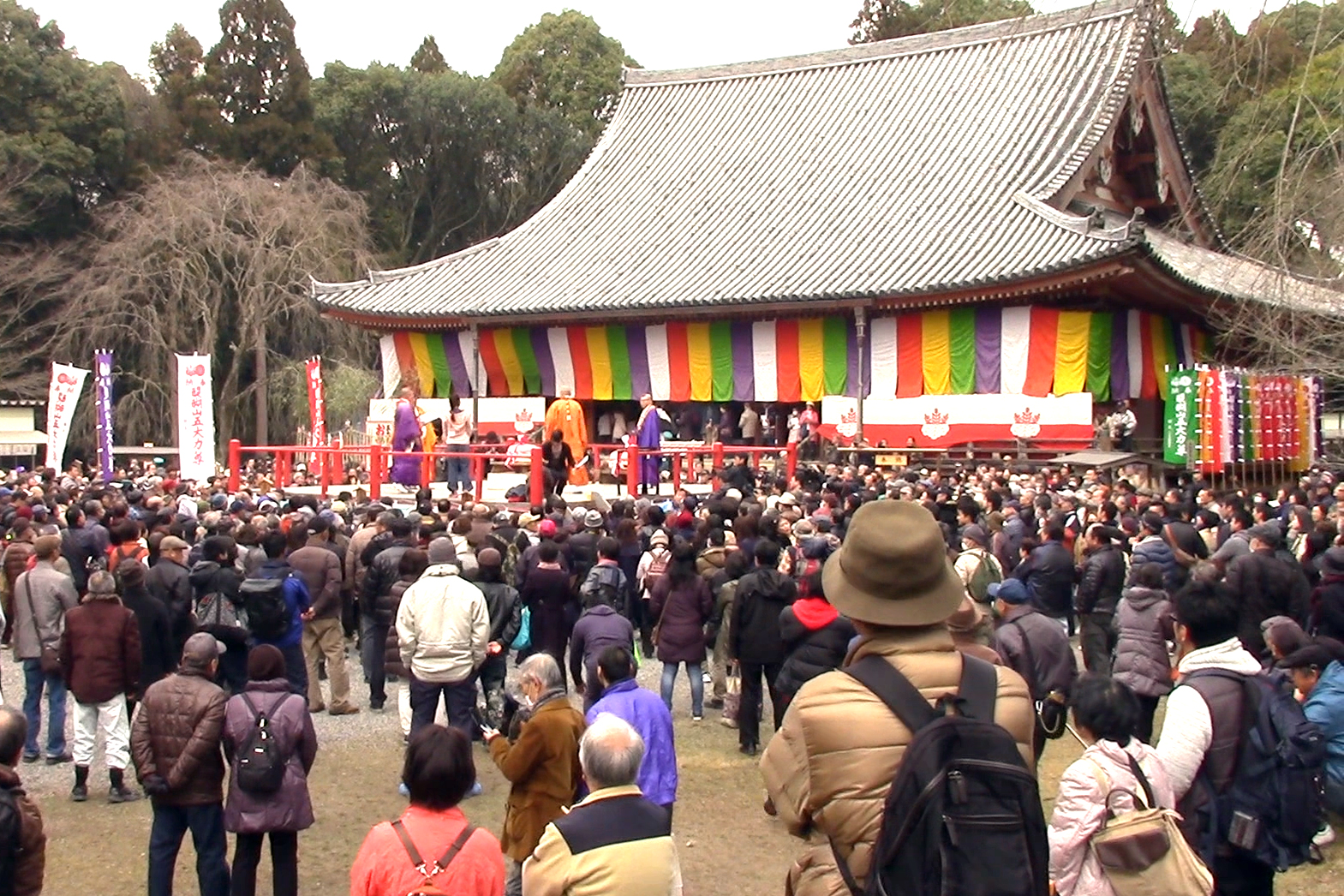 餅上げで金堂前は人でいっぱいに