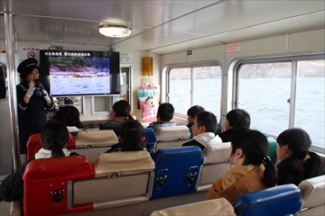 浄土ヶ浜遊覧船ガイドの方から、震災当日のお話を伺う