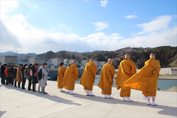 3月11日14時26分、津軽石防潮堤にて黙祷