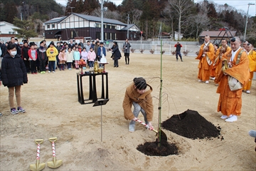 宮古市立津軽石小学校横、津軽石漁村公園にて