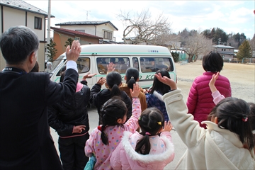 桜の植樹式終了後、<br />
醍醐小学校の生徒を見送る津軽石地区の方々